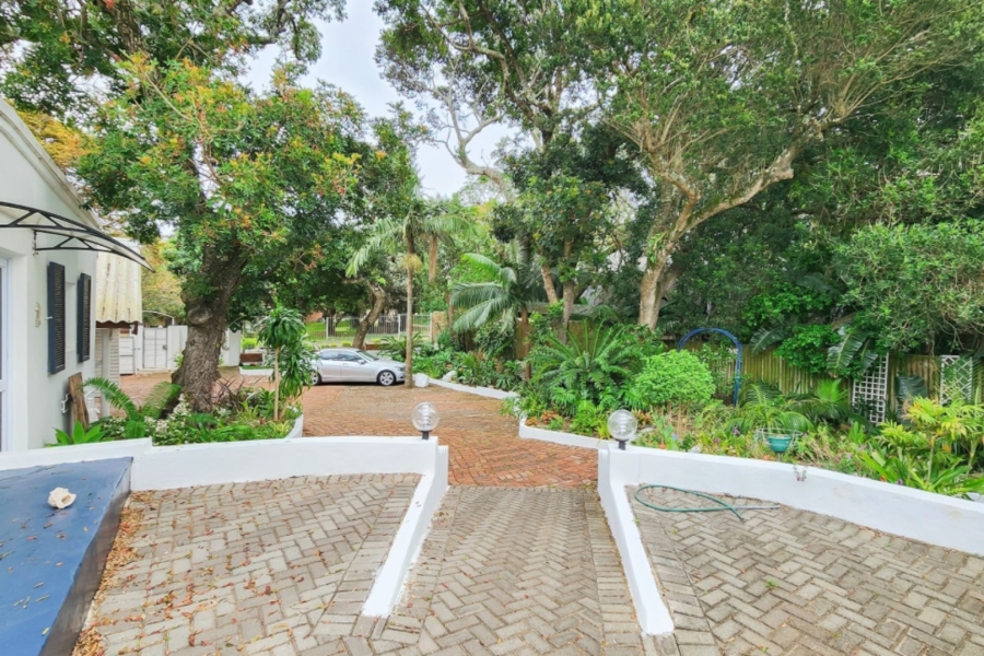 10 Bedroom Property for Sale in Bonza Bay Eastern Cape